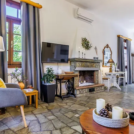 Efcharis House Skopelos Neo Klima